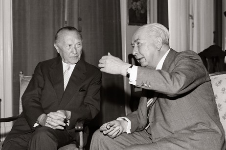 Bundespräsident Theodor Heuss (r.)  im Gespräch mit Bundeskanzler Konrad Adenauer 1959